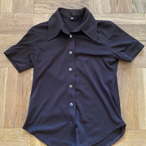 kortärmad skjorta - nyskick, sitter ganska tajt. 