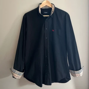 Burberry skjorta  - Hej, säljer en nästan helt oanvänd Burberry skjorta i storleken M. Skjortan är äkta och super fin att ha på sig. Hör av er om fler bilder önskas eller om någon fråga uppstår ❤️