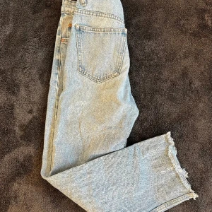 Zarajeans - Säljer dessa jeans från zara slm ej kommit till användning. Passar dig som är runt 150 cm. 