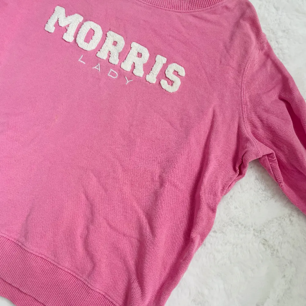 Säljer en rosa Morris lady långärmad tröja med vit struktur text på bröstet. Använd men i fint skick. Fin färg till vår och sommar💘. Tröjor & Koftor.