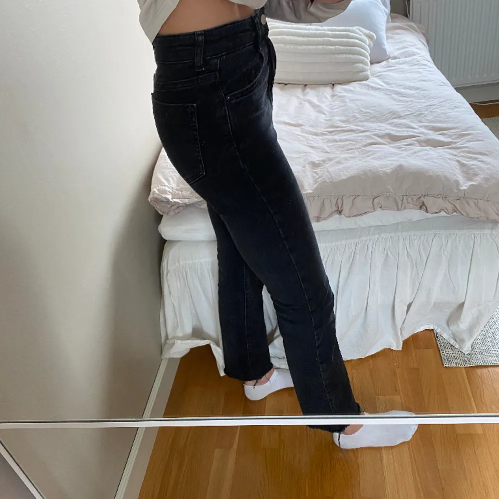 Snygga svarta jeans från zara i en flare modell. . Jeans & Byxor.