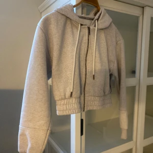 Hoodie Lounge - Säljer min fina hoodie från Lounge eftersom att den inte kommer till användning längre. Jättefint skick och inte jättemycket använd. 🫶🏻  Storlek M men passar mig bra som vanligtvis har S i storlek på hoodies. 