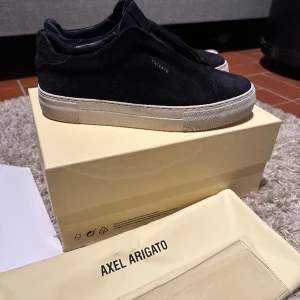 Arigato laseless  - Använda men i fint skick!  Ej tvättade på bild men självklart rengörs de innan köp. Köpta i butik på Nk i Göteborg.    