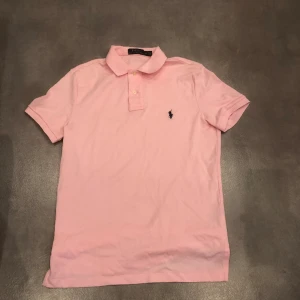 Ralph Lauren piké  - Säljer nu en fin snygg Ralph Lauren piké skick 10/10 vid frågor och funderingar skriv gärna💬