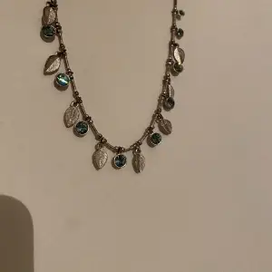 Säljer mitt otroligt gulliga och fina halsband från pilgrim❤️ köpt för 400❤️ mitt pris e så då jag har använt den ❤️ 