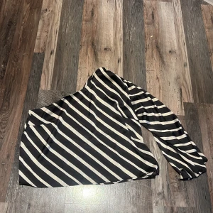 Randig One-Shoulder topp - Randig topp från H&M Köparen står för frakten!  Aldrig använt, endast testat!  Skriv om du har några frågor!