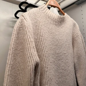 Beige stickad tröja  - Så fin Beige stickad tröja från NAKD. Perfekt nu mot våren till ett par snygga jeans ☀️ eller till en fin sommarkväll💞 