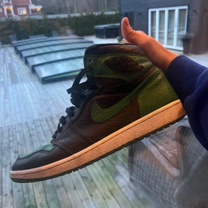 Jordan 1 pine green - Storlek 45  De är i använt skick men inga skador eller smuts  Ingen box  