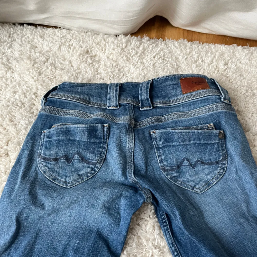 Jag ska sälja mina fina Pepe jeans från Zalando. De är inte till användning då jag har andra jeans som jag använder mest! As snygga och passar med allt! Jag är 1,64 och dom passar perfekt!! 🫰🏼😍. Jeans & Byxor.