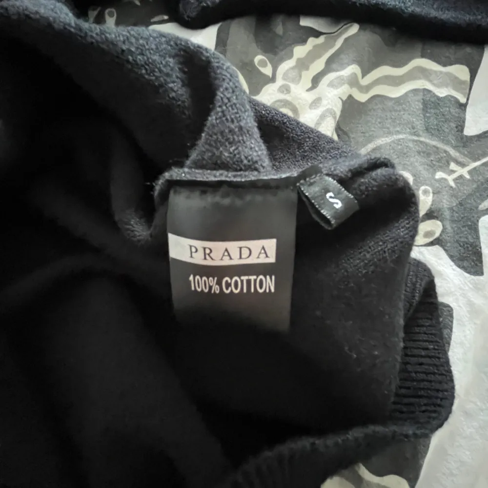 Hej säljer min Prada tröja då jag rensar min brors garderob. Eftersom att han sak flytta, Vid eventuella frågor bara att fråga på!. Tröjor & Koftor.
