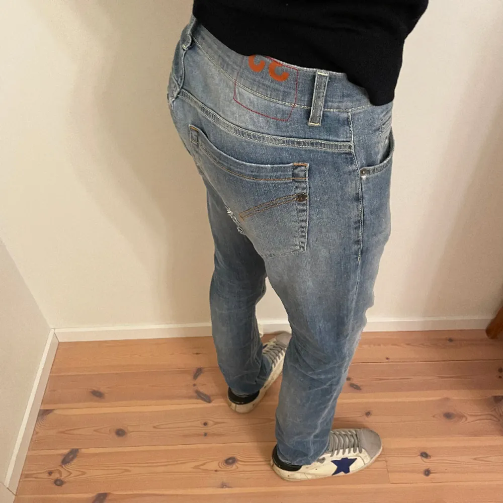 Hej, Säljer nu mina super snygga och trendiga jeans från dondup. Det är modellen george. Nypris på dessa jeans ligger ungefär på 3200kr. De är i storlek 32 och jag på bilden är 182cm och väger 65kg,(Lite stora på mig i midjan) Hör av er! 🙌🏻. Jeans & Byxor.