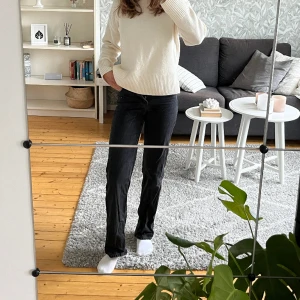 Svarta jeans - Säljer mina supersnygga raka jeans från bershka då de är andelens för små.  Fortfarande i fint skick! 