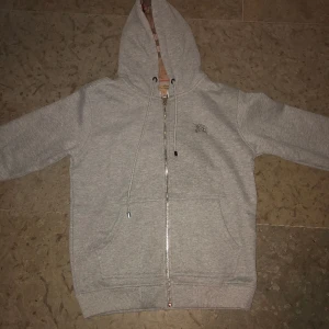 Burberry zipup - Riktigt fin burburry zip up, helt ny.