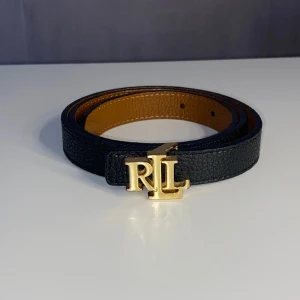 Ralph Lauren BELT SKINNY-skärp - Jättefint bälte från Ralph Lauren! Köptes för 900kr för några år sedan. Fortfarande i bra skick, med undantag för lite skav på emplemet. Pris kan diskuteras🤍