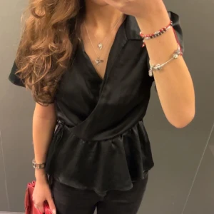 Svart omlottopp  - Jättesnygg omlottopp, som tyvärr inte kommer till användning!❤️ Så skönt material och sitter verkligen jättefint, nästan nyskick! 