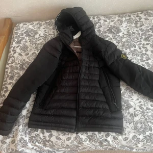 Stone island  - Använd en gång, jättefin jacka som passar till flera tillfällen