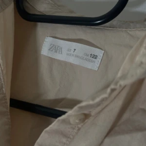 Zara kids skjorta - En super fin skotta fron Zara kids som jag nu säljer 🤍🌼