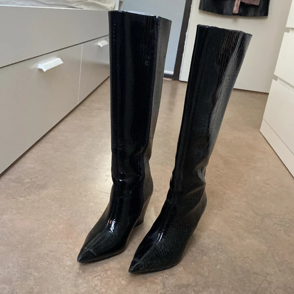 Super snygga boots med ormskinn imitation, perfekta för att få till outfiten🖤🪩. Bara använda en gång då de var för små för mig. Klacken är ca 3cm och de var ca upp till mina knän. Skriv om ni har några frågor😊. Skor.