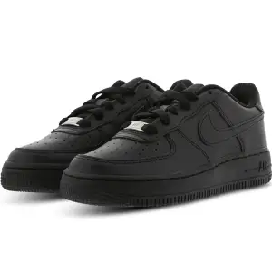 Säljer mina svarta air forces, säljer de för jag har många andra skor, köptes förra året, och köptes för 1100 på zalando  