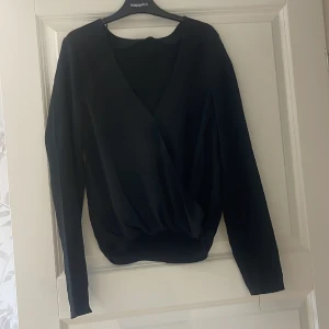 Blus - Svart blus med någon v ringning i fram, aldrig använd, i mycket gott skick 