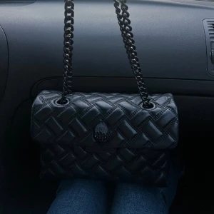 Kurt geiger väska - Säljer min as coola väska från Kurt geiger. Tecken på användning finns men i mycket fint skick (köpt i höstas) Nypris runt 3500kr