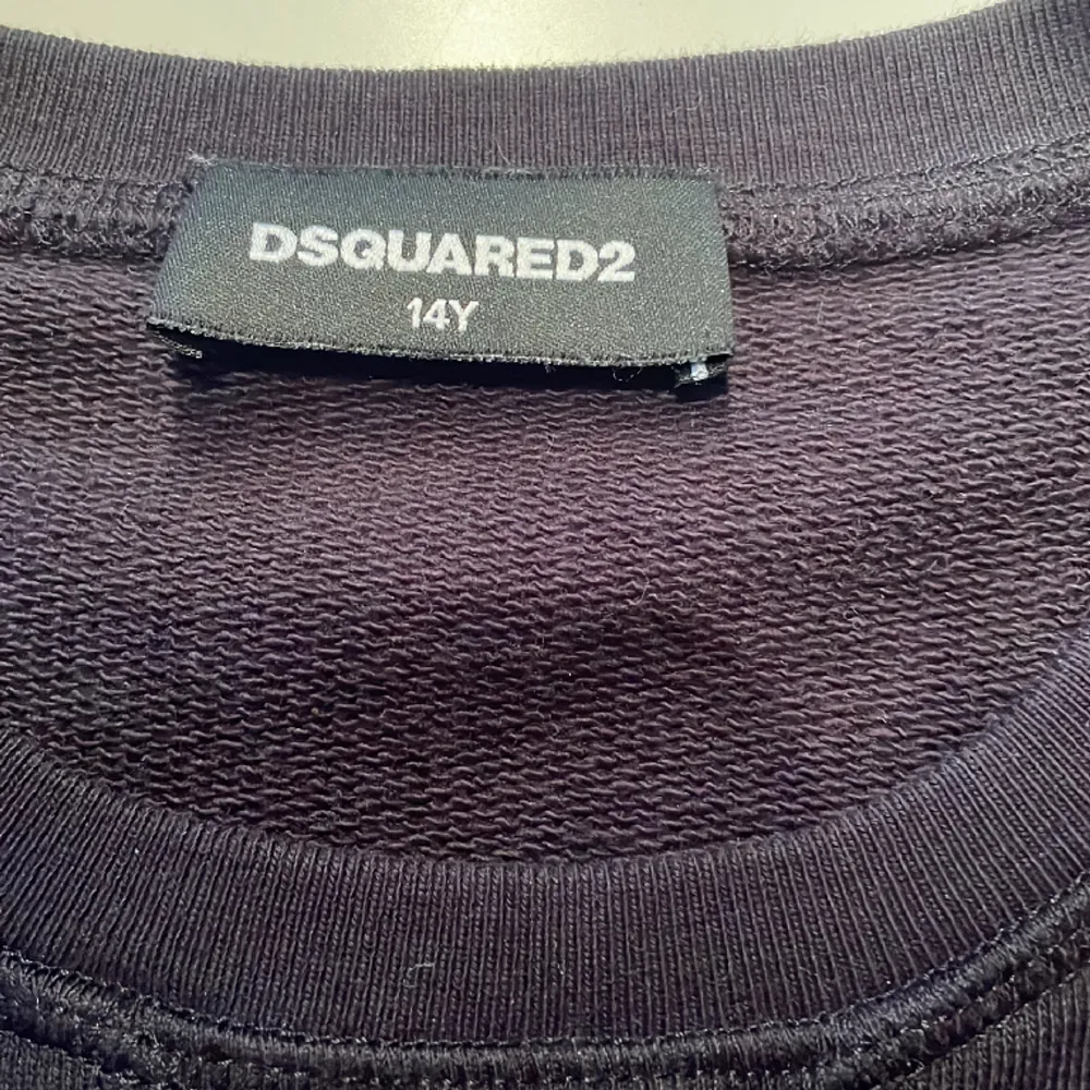 Säljer en Dsquared2 tröja i nyskick den har används en eller två gånger. Storleken är 14y men motsvarar xs säljer den eftersom den är för liten för mig.. Tröjor & Koftor.