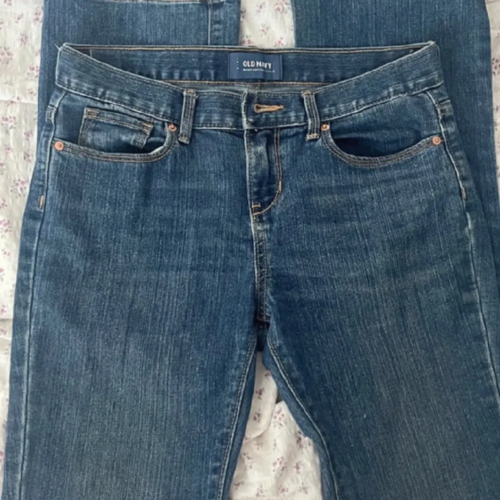Lågmidjade jeans från Old Navy. Jag köpte dessa här på plick men de var alldeles för små :( För referens är jag en 38. Passar nog de 34-36 betydligt bättre. Bilder är lånade för den originella säljaren. Jeans & Byxor.