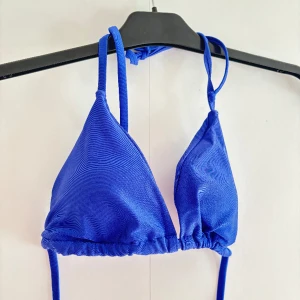Bikinitop NY - Bikinitop i en superfin marinblå färg som endast är provad då den är för liten för mig! Passar en XS/S