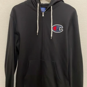 Champion hoodie / huvtröja  - Storlek: L. Men är ganska liten i storleken.