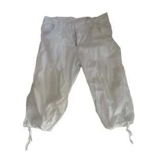Vita cargopants - Coola vita cargopants, köpta på loppis men var för små för mig tyvärr. Pyttesmå fläckar bredvid knapparna enligt bild, men syns knappt irl. Lappen är avklippt så vet inte storlek men skulle gissa på S/M, kan ge mått om det önskas. 