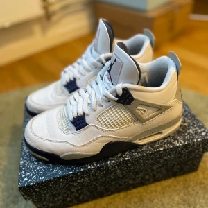 Jordan 4 Midnight navy - Hej, säljer mina aj4 midnight navy. De är i toppskick, använda 3-5 gånger. Liten crease där fram, inget man märker och går att ta bort. Inga tecken på användning. Storlek 42,5. Köpta från Sold out för 4350 kr. Pris kan diskuteras. Hör av dig!/ Albert
