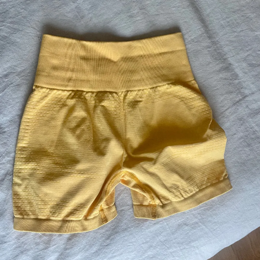 Supersnygga shorts från gymshark i modellen vital seamless 2.0💞 kommer tyvärr inte till användning, (säljer även hela sättet med överdel i min profil) färgen är lite starkare i verkligheten. Nypris 500kr. Shorts.