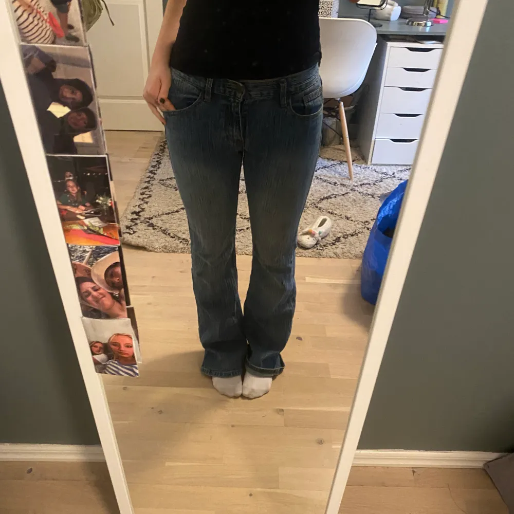 Jättefina lågmidjade bootcut jeans!! Lite ”randiga” i tyget🥰🥰jag är 169cm lång som referens . Jeans & Byxor.
