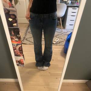 Jättefina lågmidjade bootcut jeans!! Lite ”randiga” i tyget🥰🥰jag är 169cm lång som referens 