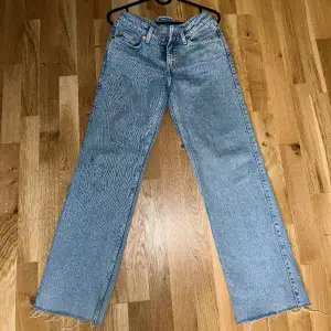 Ljusblå jeans från weekday i modellen arrow. Lågmidjade i storleken waist 24. Vädligt bra skick. 
