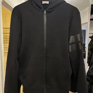 Säljer denna snygga svarta monclear hoodie som är använd fåtal gånger. Självklart äkta.