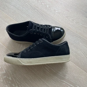 Lanvins uk7 - Säjer mina snygga lanvins i mörblå då jag inte använder dom längre. Dustbag medföljer, storlek uk7 motsvarar eu41. Hör av er vid frågor eller funderingar, fler bilder kan även skickas/Liam 