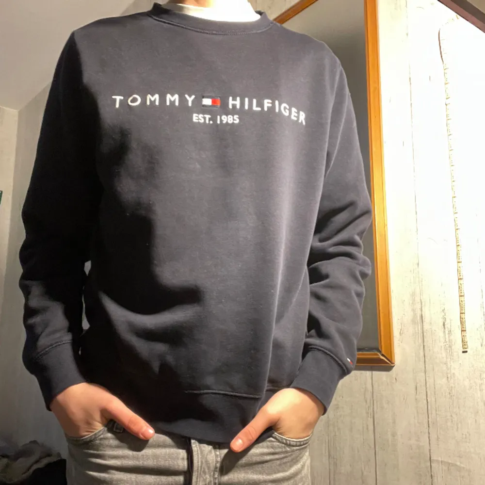Mörk blå Tommy Hilfiger tröja | skick 9/10 | Modellen är 178cm | Storlek S | Hör av er vid minsta fråga!. Tröjor & Koftor.