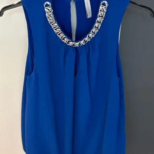 Topp - Topp från amisu, använd Max 2 gånger. Är i fin blå färg, normal i storlek och är i mycket bra skick!