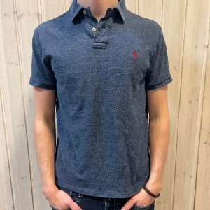 Ralph Lauren piké  - Ralph Lauren | Storlek M | Skick 9/10 | Nypris 1400kr  Modellen på bilden är 182cm och bär vanligtvis S/M