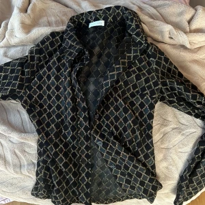 STINE GOYA BLUS/KOFTA - Säljer min fina svarta och glittriga stine goya överdel då jag ska flytta och inte får plats med den. Funkar till fest eller vardag. Använd en gång. Så praktiskt taget ny!!