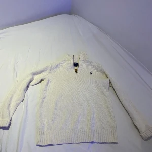 Beige Ralph Lauren Half Zip  - En riktigt fräsch Polo Zip Up som är i skicket av 10/10. Har aldrig andvänt den förut.