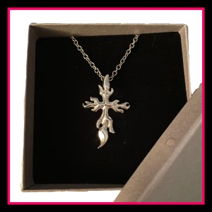 Kors-halsband🩷 - Jag säljer detta fina kors-halsband i äkta silver då det aldrig kommit till användning. Skriv gärna vid frågor eller fler bilder!💗