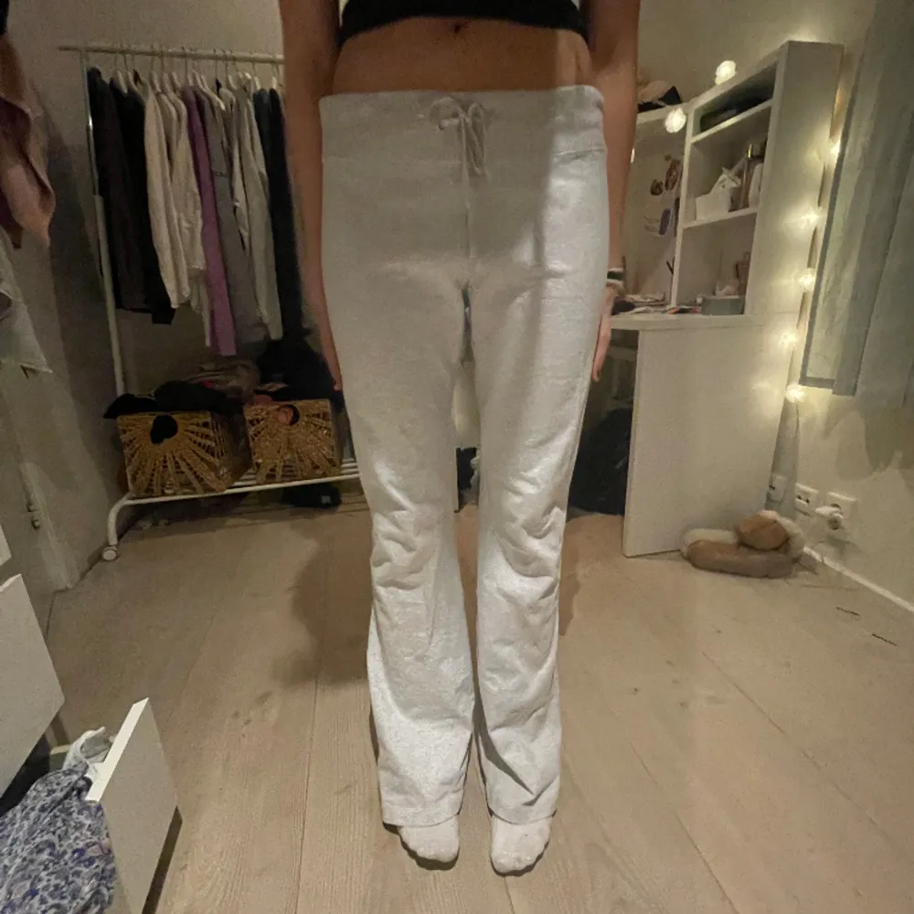 Mjukis byxor från brandy melville väldigt bekväma men har strechts ut i midjan som dom är för stora. Köpte för 500 kr.  Kontakta privat för mer information❤️🙌🏼. Jeans & Byxor.