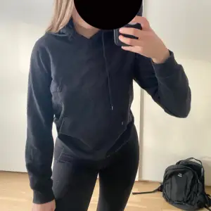 Svart hoodie med broderat tryck. nypris 599kr. ANVÄND KÖP NU❤️