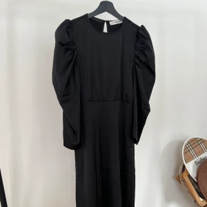 CoCouture Klänning 🖤 - Svart Co’coutute klänning i silkigt material 🖤 Går strax nedanför knäna och är lite öppen i ryggen, storlek XS 🌟  Skriv om ni önskar fler bilder 🧸 Ansvarar ej för postens slarv 💗  