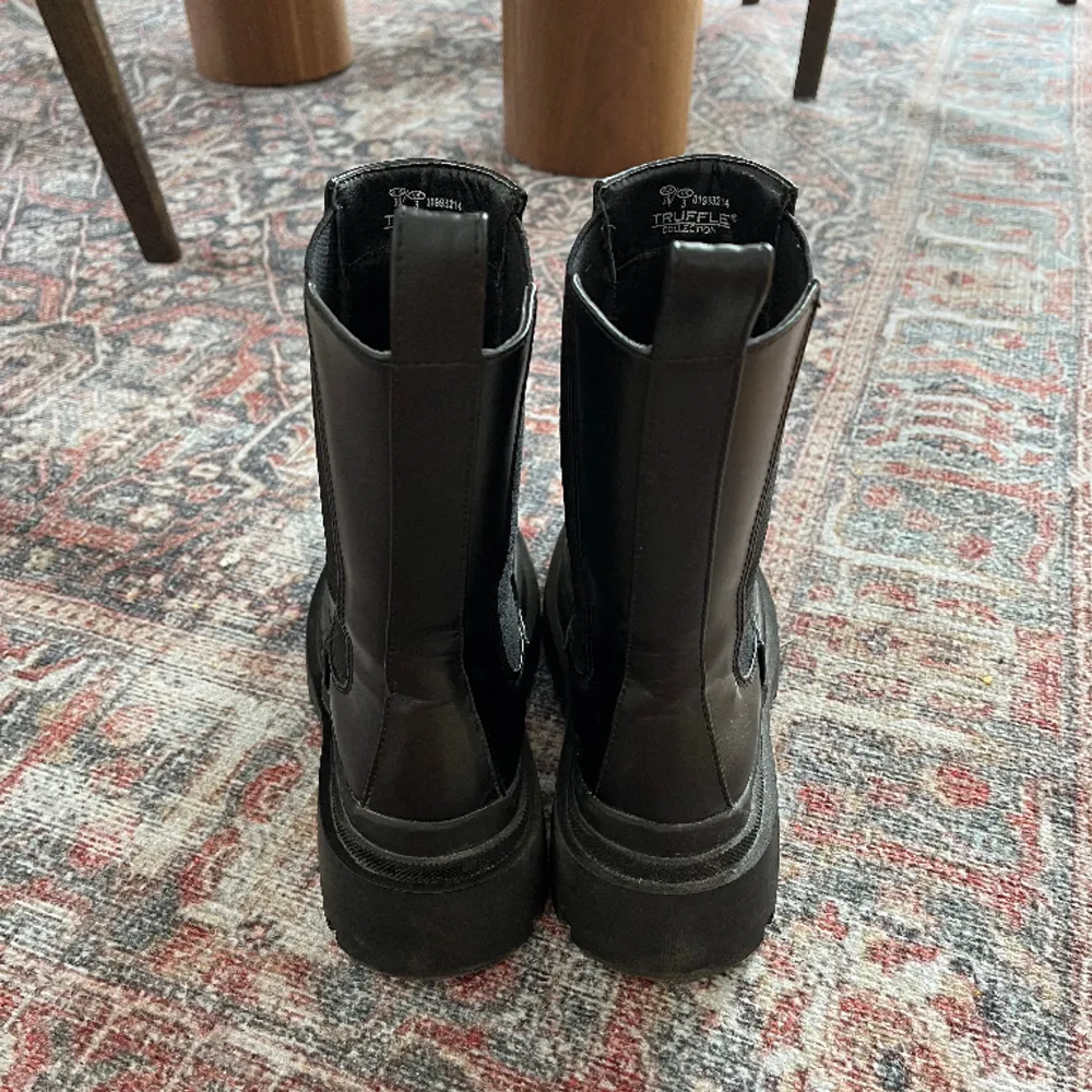 Svarta chunky boots från Truffle Collection i nästintill nyskick. Knappt använda 😇  Pris kan eventuellt diskuteras. (Nypris 949)  Köpare står för frakt eller mötas upp i centrala gbg! . Skor.