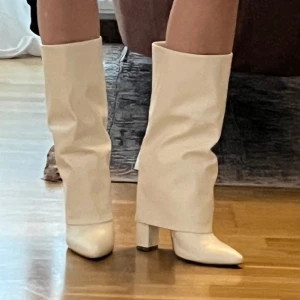 Klackar  - Stövlar med klack i vit från PLT i strl 36 men dom är stora i storleken och passar tyvärr inte mig 