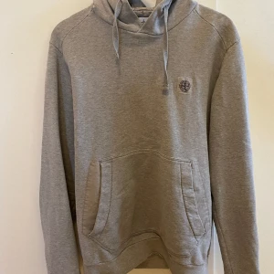 Stone Island hoodie - Hej! Säljer min Stone Island hoodie i strl L. Mycket bra skick. Mvh Albin