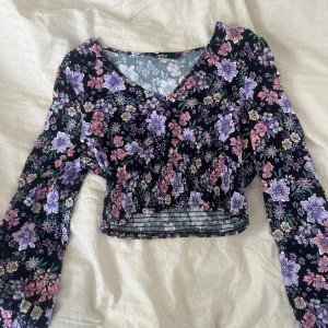 Blus från Only - Sommrig blus från Only i storlek M. I mycket bra skick😊